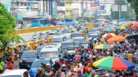 013239100_1558861881-20190526-Pengunjung-membeludak_-lalu-lintas-di-Kawasan-Tanah-Abang-macet3 Antisipasi Kemacetan, Polisi Berlakukan Buka Tutup Jalur Tanah Abang
