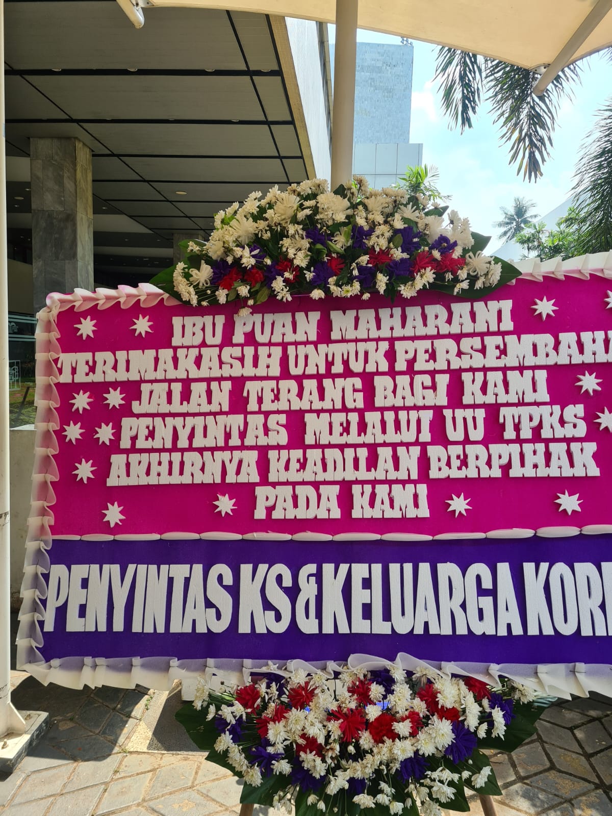 Papan Bunga Apresiasi ke Puan Yang Pimpin dan Kawal UU TPKS 