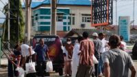 Relawan Dek Fad DPR RI berbagi Takjil Berbuka di Keudee Lueng Putu, Aceh