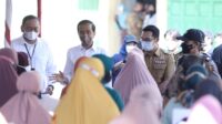 31. Ridwan Kamil Dampingi Jokowi Bagikan BLT dan Bantuan Modal Usaha Kepada Pedagang Pasar di Cirebon Ridwan Kamil Dampingi Jokowi Bagikan BLT dan Bantuan Modal Usaha Kepada Pedagang Pasar di Cirebon
