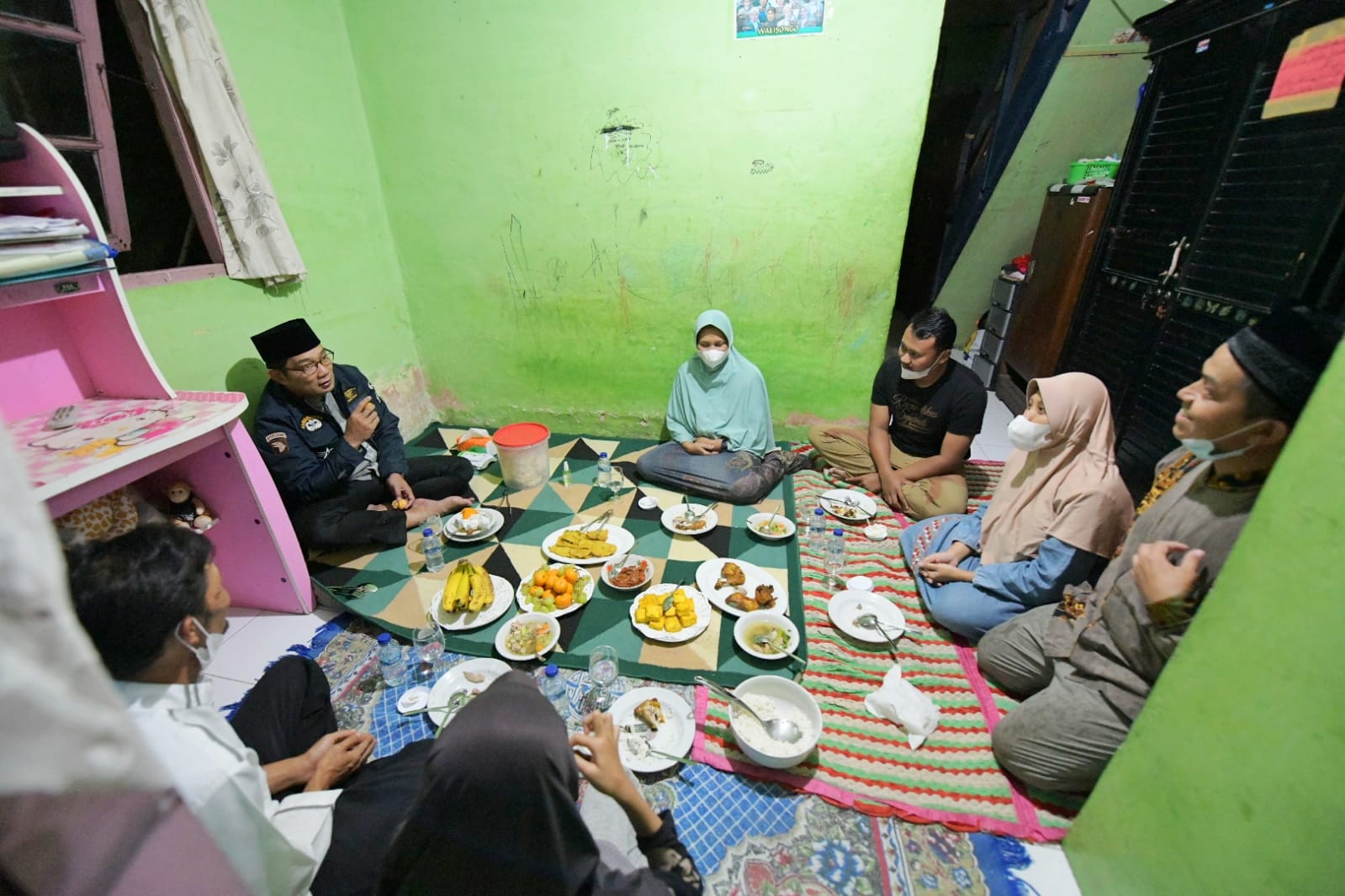 Sahur Bersama Keluarga Bi Mar, Ridwan Kamil: Silaturahmi Bawa Kebahagiaan