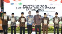 Gubernur Ridwan Kamil Serahkan 502 Sertifikat Tanah Wakaf untuk Masyarakat