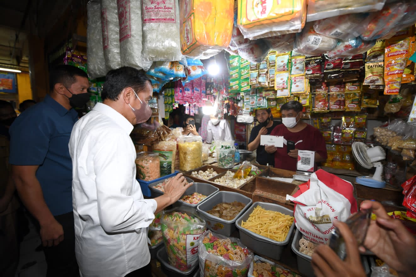 Presiden Jokowi Bagikan Bansos Saat 'Blusukan' Pasar di Bogor