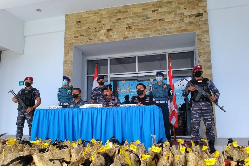 Manado's Lantamal VIII foils the smuggling of 114 chickens from the Philippines