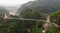 aerial-side-view-of-longest-bridge-in-the-world Vietnam inaugurates a glass bridge that challenges the guts