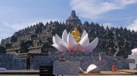 Sejumlah pekerja menyelesaikan pembuatan altar puja bakti perayaan tri suci Waisak nasional 2022 di pelataran kompleks Taman Wisata Candi (TWC) Borobudur, Magelang, Jateng, Sabtu (14/5/2022). Persiapan Perayaan Waisak di Borobudur Hampir Selesai