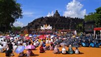 Panas Tak Surutkan Umat Mengikuti Detik-detik Waisak