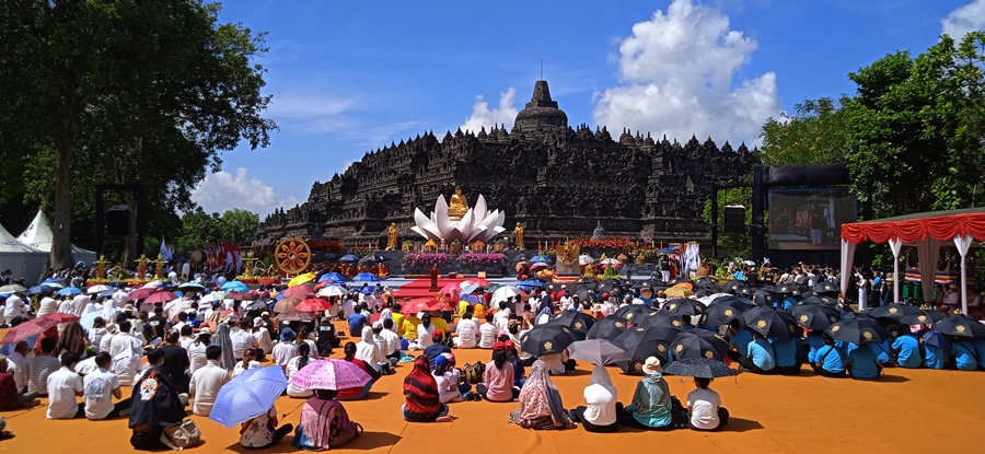 Panas Tak Surutkan Umat Mengikuti Detik-detik Waisak
