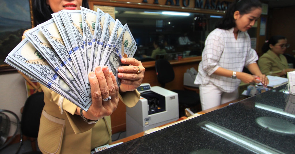 Dolar naik ke puncak 2 dekade, investor buru mata uang aman