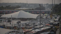 Antrean kendaraan pemudik memasuki Gerbang Tol Cikampek Utama di Karawang, Jawa Barat, Minggu (8/5/2022). Hasil Survei: 73,8 persen masyarakat puas penanganan mudik Lebaran 2022