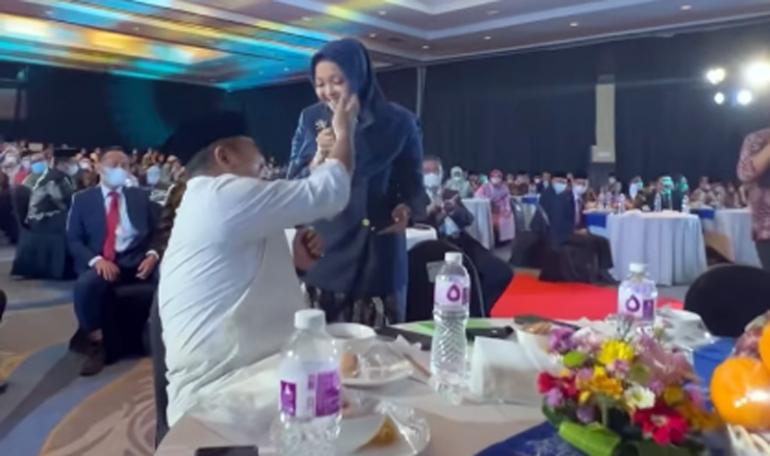 Lagi-lagi Hoax Menimpa Menag Gus Yaqut: Elus Pipi Bukan Muhrim, Rangkul Ragil Mahardika