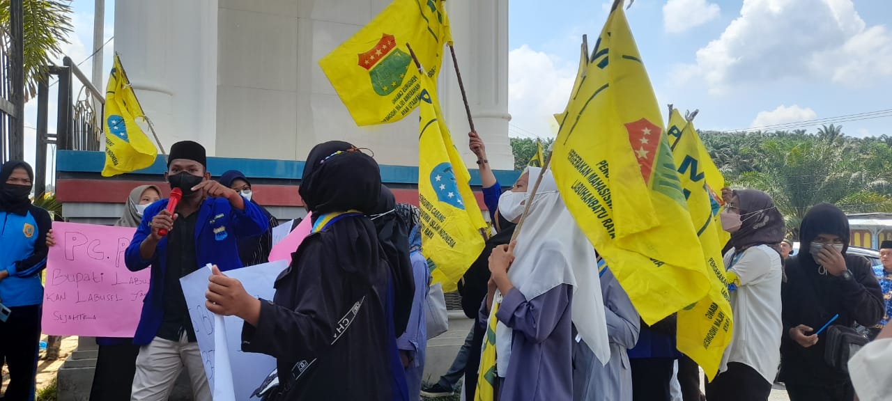 PMII rallies at the Labusel Regent's Office demanding allegations of buying and selling positions