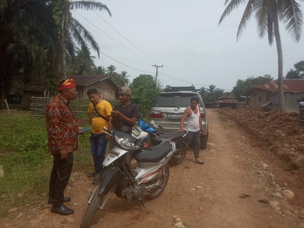 Anggota DPRD Paluta Jonner Partaonan Harahap Sidak ke Proyek Peningkatan Jalan Rondaman-Poken Minggu,  disambut okoh pemuda dan masyarakat