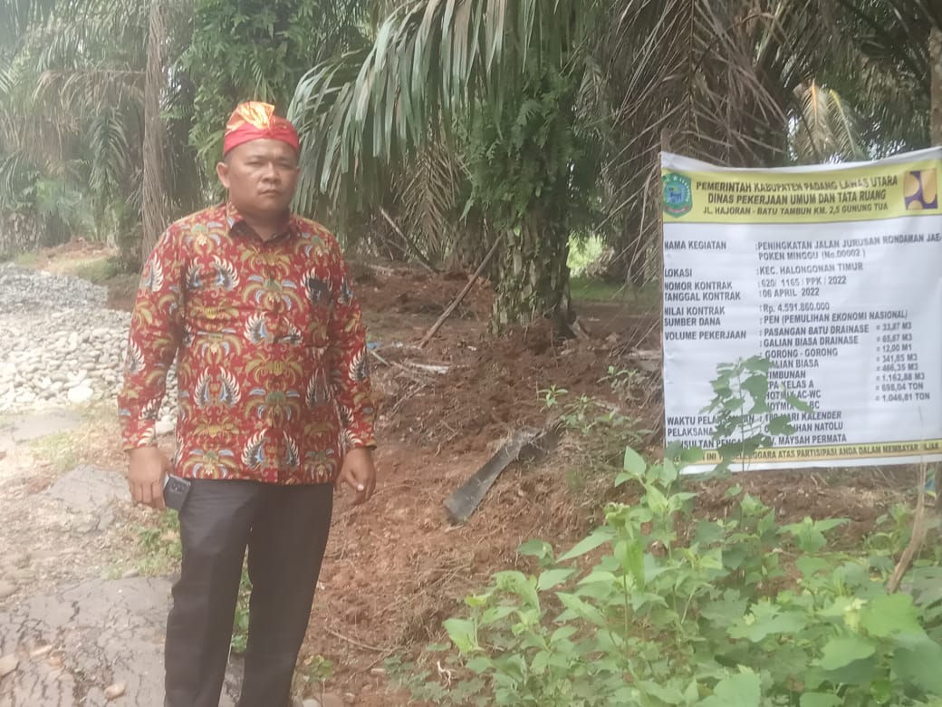 Paluta DPRD member Jonner Partaonan Harahap Sidak to the Rondaman-Poken Road Improvement Project Sunday, welcomed by youth and community leaders