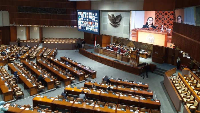 Puan Pimpin Rapat Paripurna Pengesahan Calon Anggota DKPP