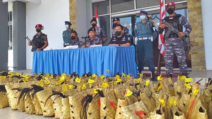 Lantamal VIII Manado menggagalkan penyelundupan 114 ayam dari Filipina