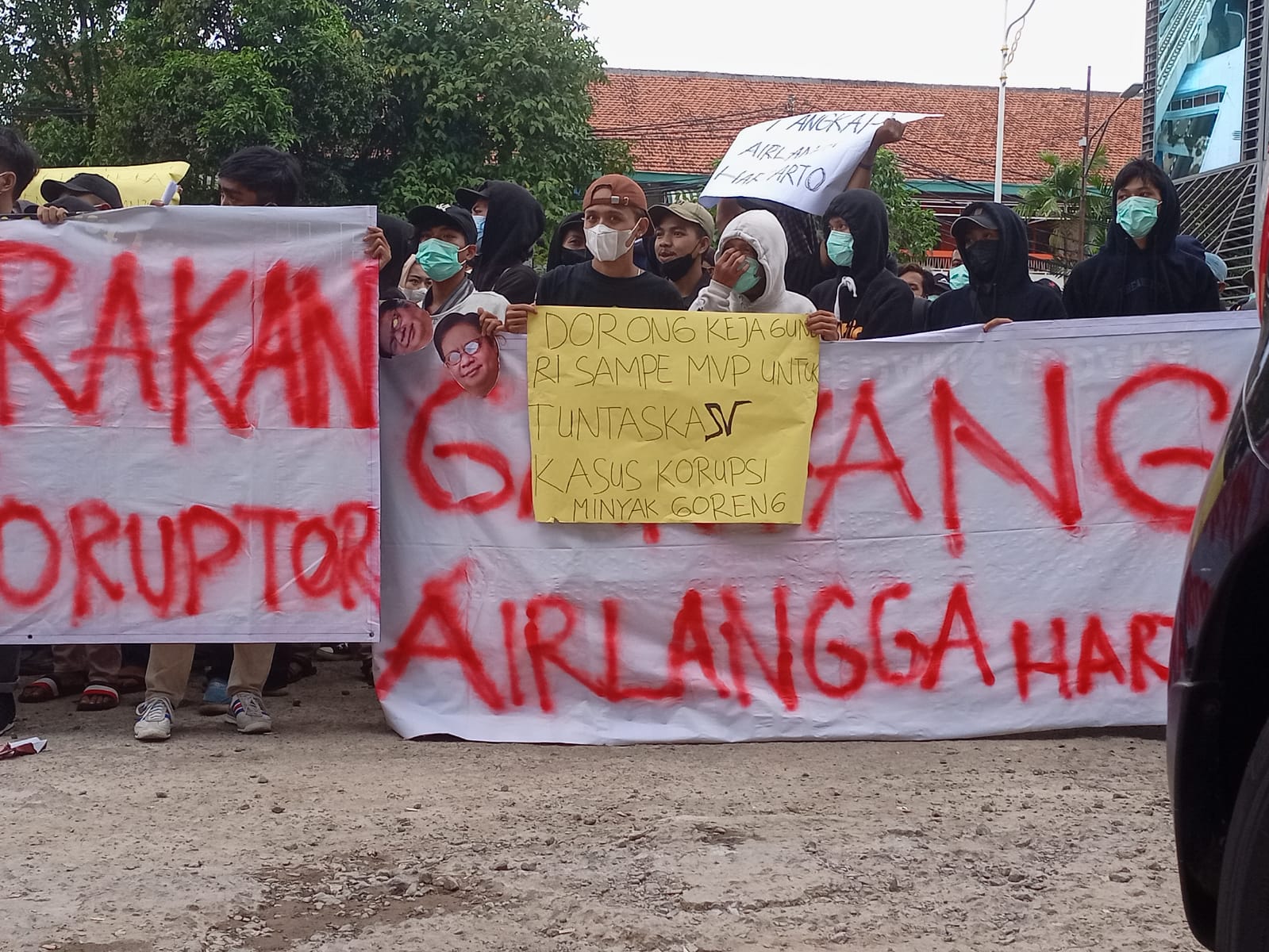 Hundreds of People Come to the AGO to Give Support to Complete the Cooking Oil Case