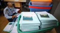 petugas-merapikan-paspor-di-kantor-imigrasi-jakarta-barat-senin_220418143314-270 After the easing of COVID-19, passport requests at the Tanjung Priok Immigration Office have increased