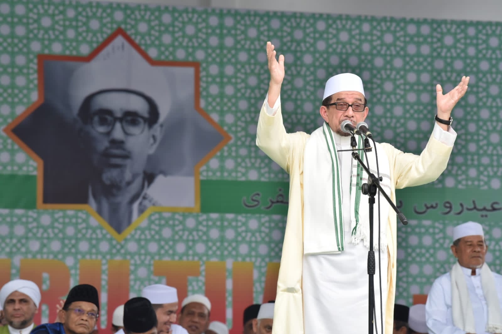 Ketua Majelis Syura PKS Menghadiri Haul Kakeknya Guru Tua di Palu Bersama Para Ulama dan Habaib