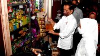 President Jokowi checks cooking oil prices at Muntilan Market