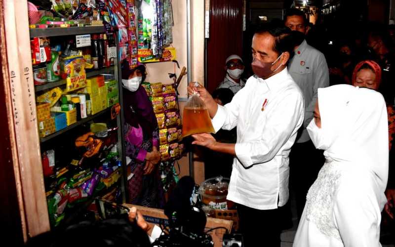 President Jokowi checks cooking oil prices at Muntilan Market