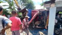 Akibat Rem Blong Truk Tabrak 9 Rumah di Pasuruan