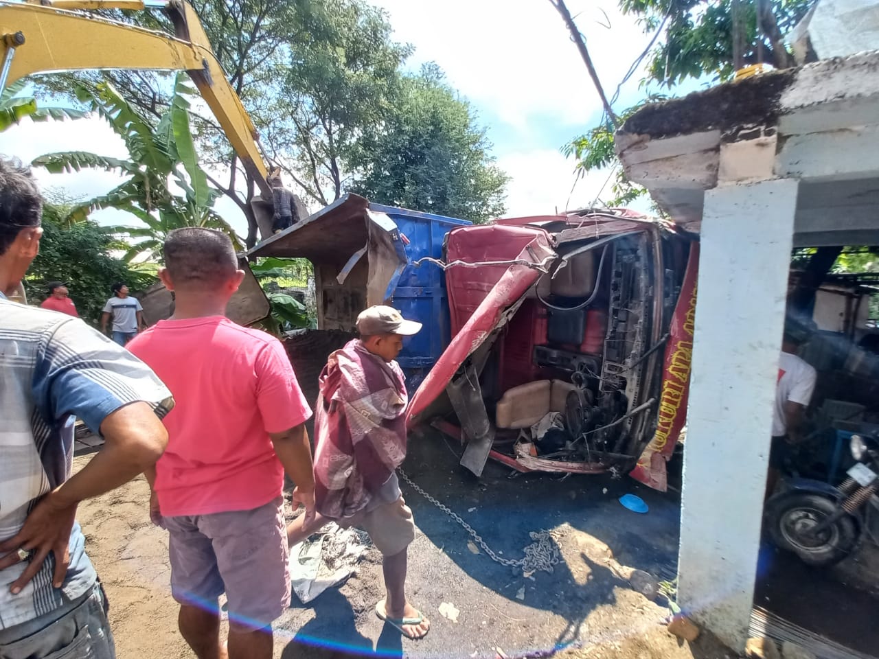 Akibat Rem Blong Truk Tabrak 9 Rumah di Pasuruan