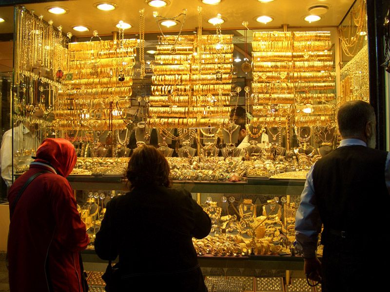 Gold falls again as dollar and US bond yields are stronger