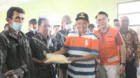 Wagub Uu Ruzhanul Serahkan 56 Ton Beras untuk Korban Banjir