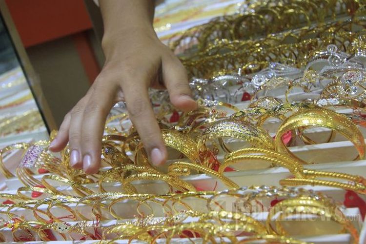 Emas jatuh lagi karena dolar dan imbal hasil obligasi AS lebih kuat