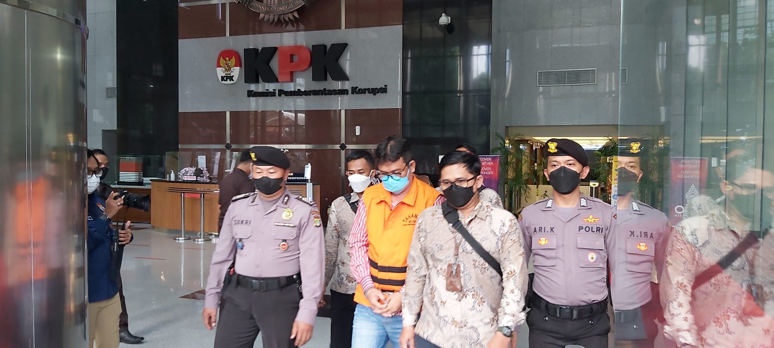 KPK Tahan Tersangka Korupsi Dana Pemulihan Ekonomi LM Rusdianto Emba