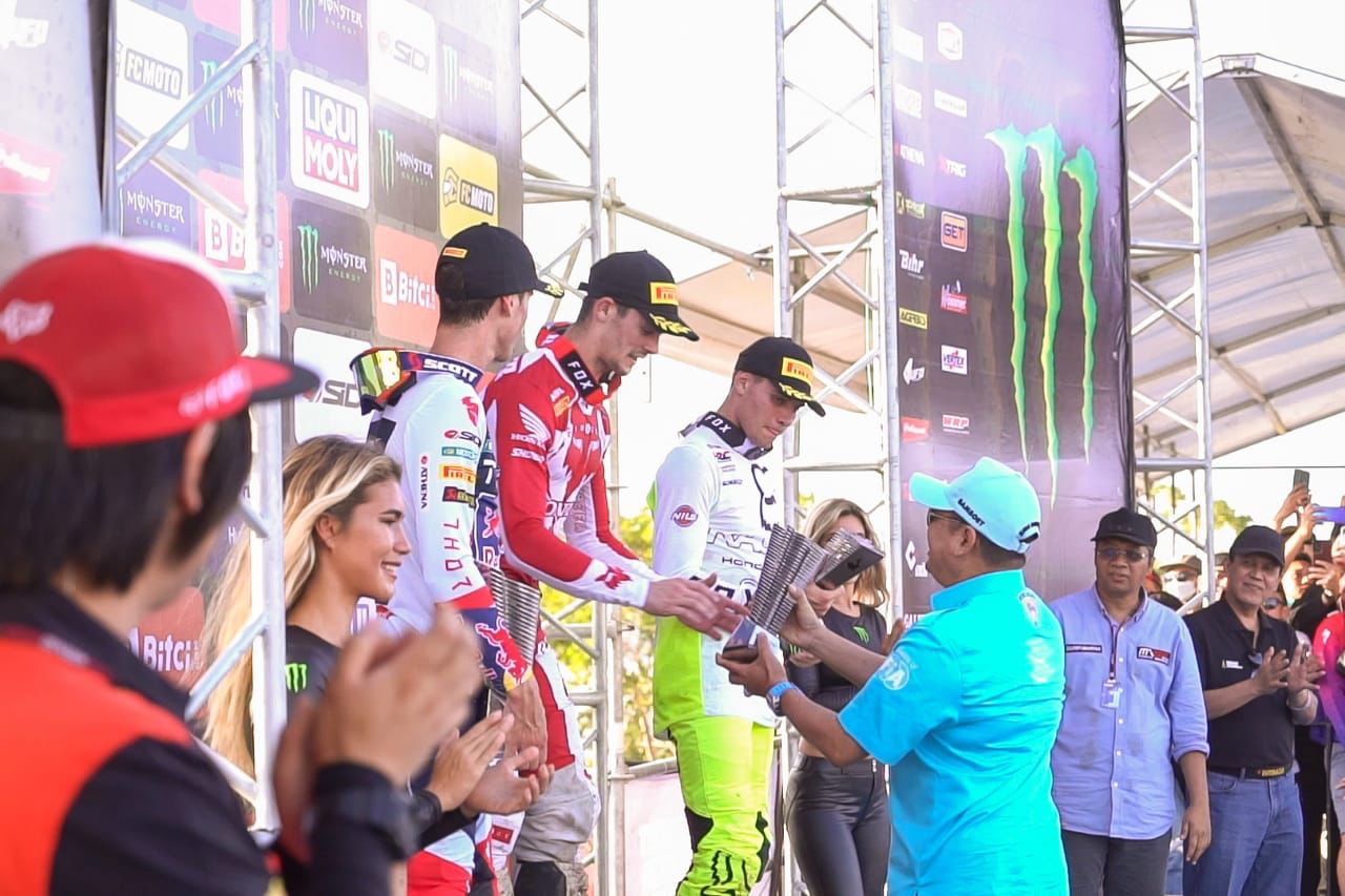 Tutup MXGP Indonesia 2022, Ketum IMI Bamsoet Serahkan Trophy Juara MXGP Samota Kepada Tim Gajser (Slovenia)