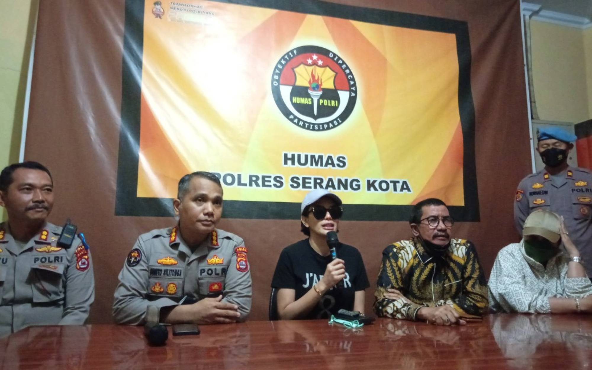 After refusing to be picked up by force, Nikita Murzani even went to the Tangerang police station