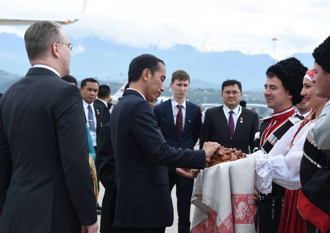 Presiden Jokowi Dan Ibu Negara Iriana Tiba di Moskow Rusia