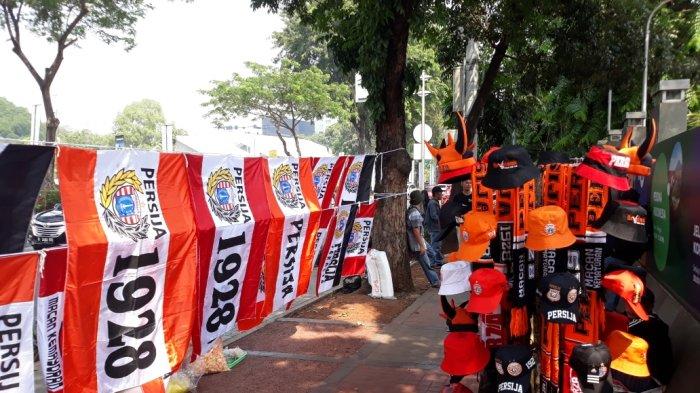 Pedagang Pernak-pernik Kembali Tersenyum Sejak Diperbolehkannya Penonton Hadir Ke Stadion