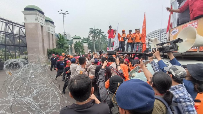 Demo Di Depan Gedung DPR RI Ricuh