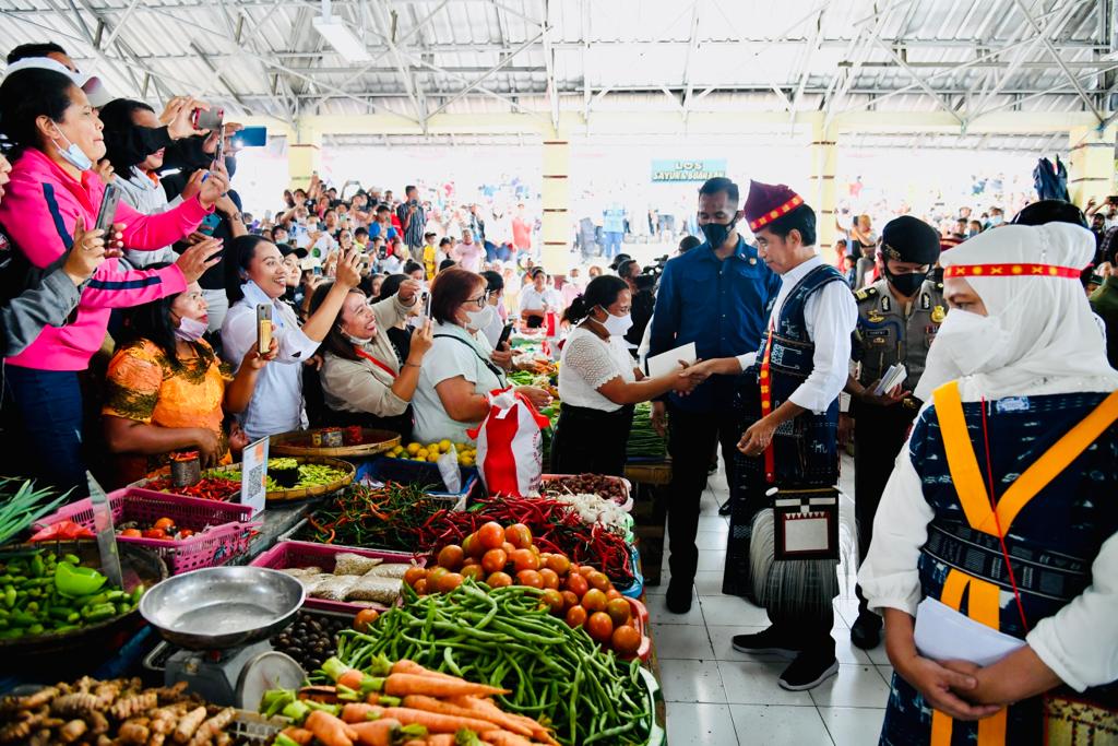 Presiden Jokowi Blusukan ke Pasar Mbongawani Ende sambil Bagikan Sembako