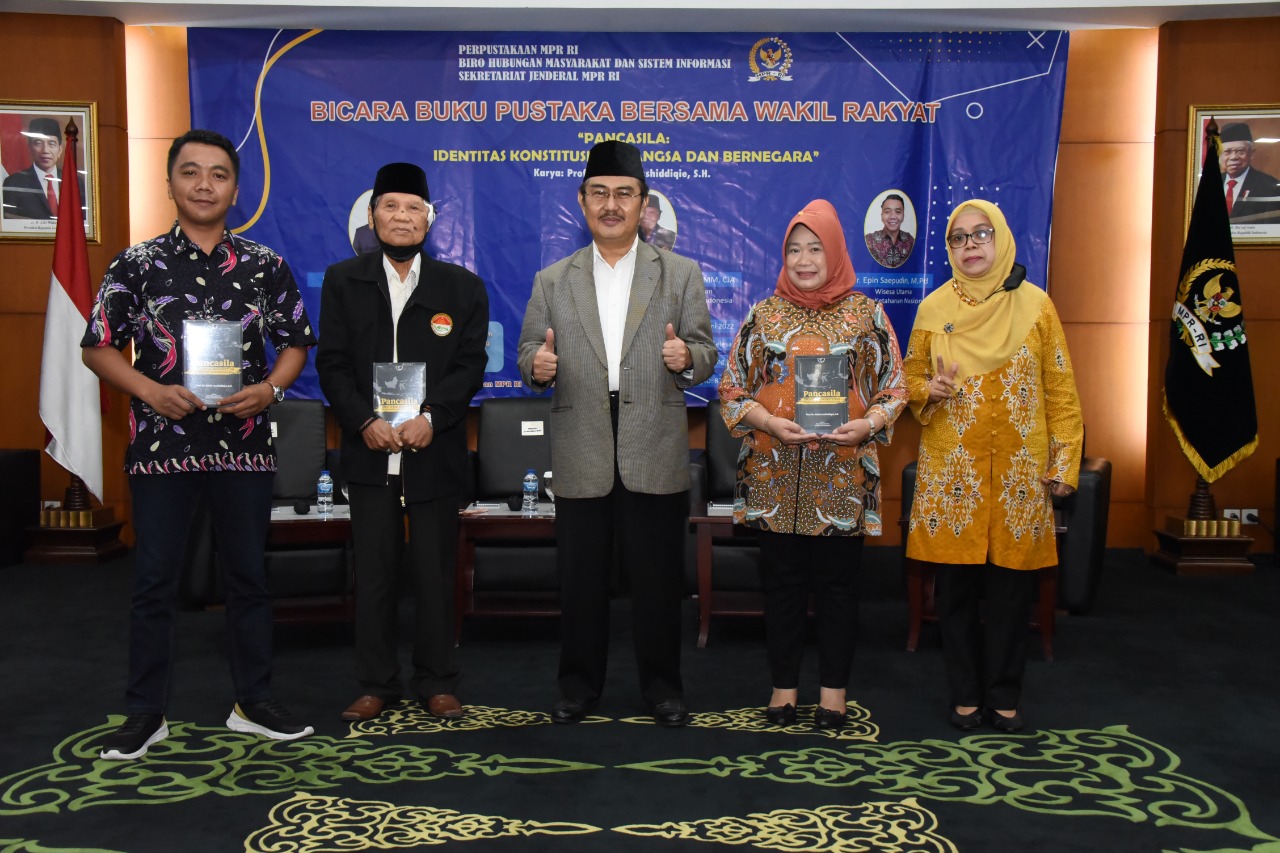 Hadir Di Acara Bicara Buku, Siti Fauziah Tegaskan Pancasila Mampu Kokohkan NKRI