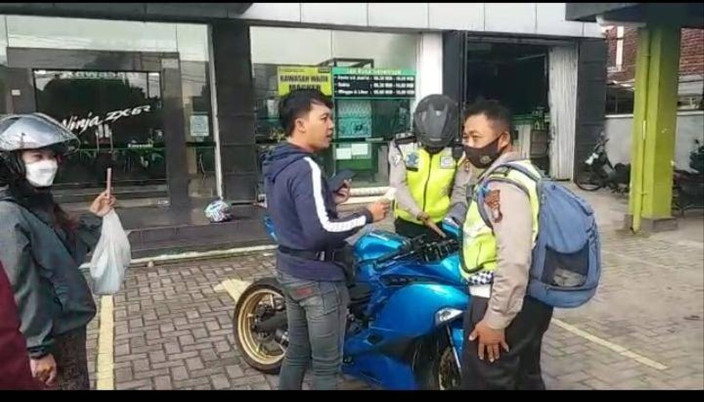 It turns out that the Viral Video about ticketing in front of the dealer, is not true, this is the truth