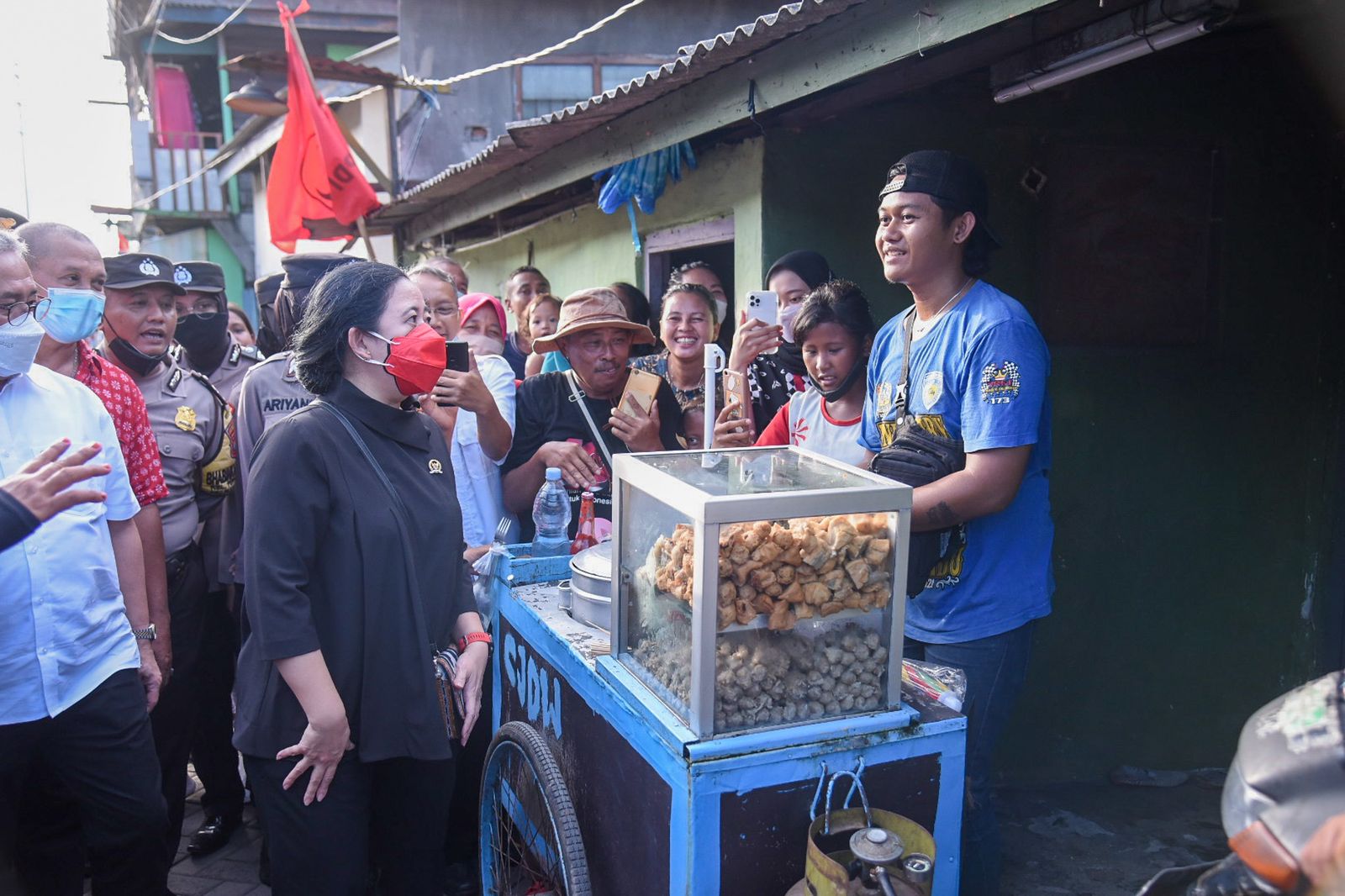 Puan Greet Residents Along the Train Tracks in a Densely Populated Village in Surabaya