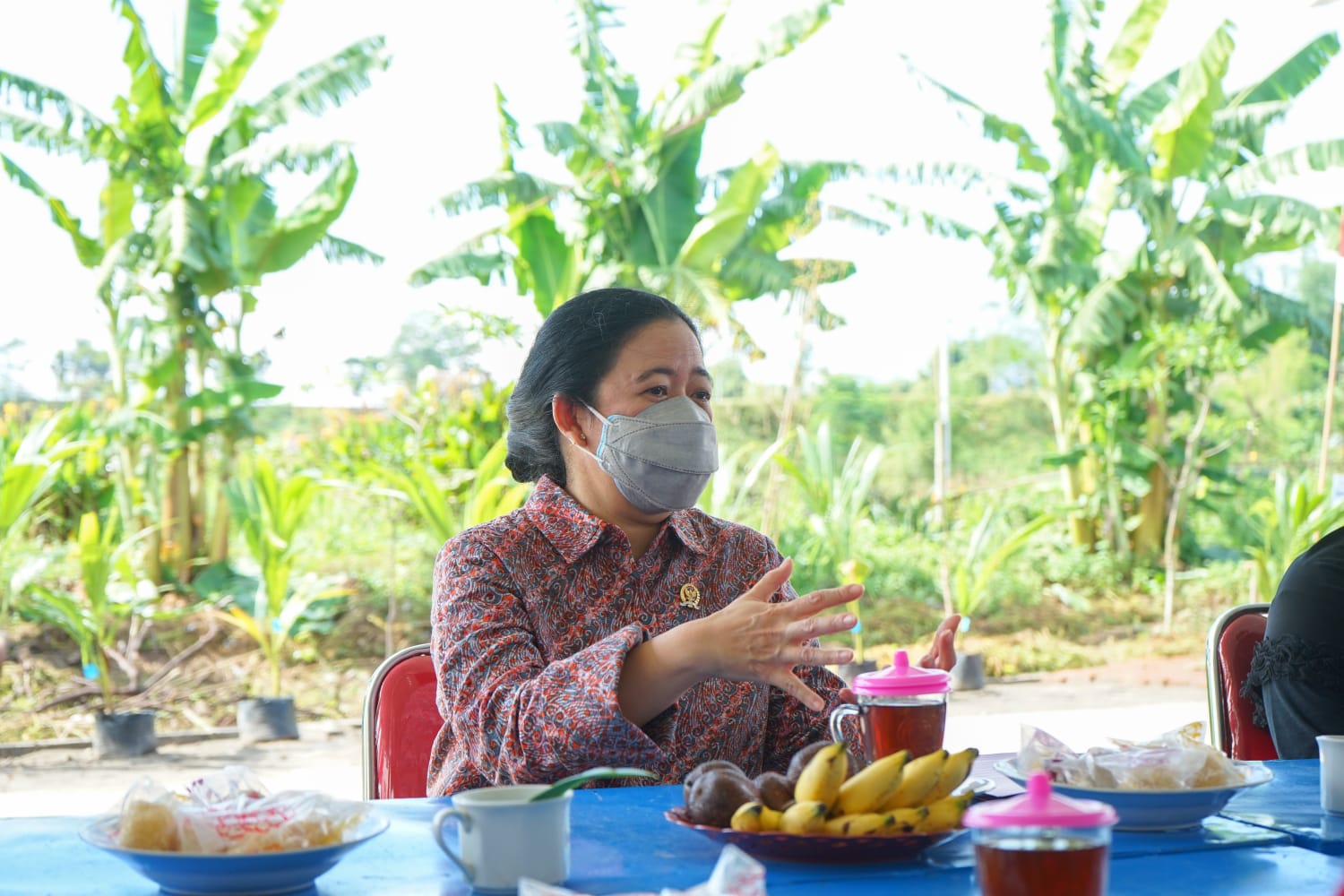 Dialogue While Drinking Tea Together, Puan Maharani Hears the Complaints of Scavengers in Mojokerto