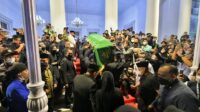 Jenazah Eril Tiba di Gedung Pakuan Disambut Salawat Nabi dari Warga