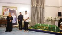 Gubernur Ganjar Pranowo dan Gubernur Khofifah Indar Parawansa Salatkan Eril di Gedung Pakuan