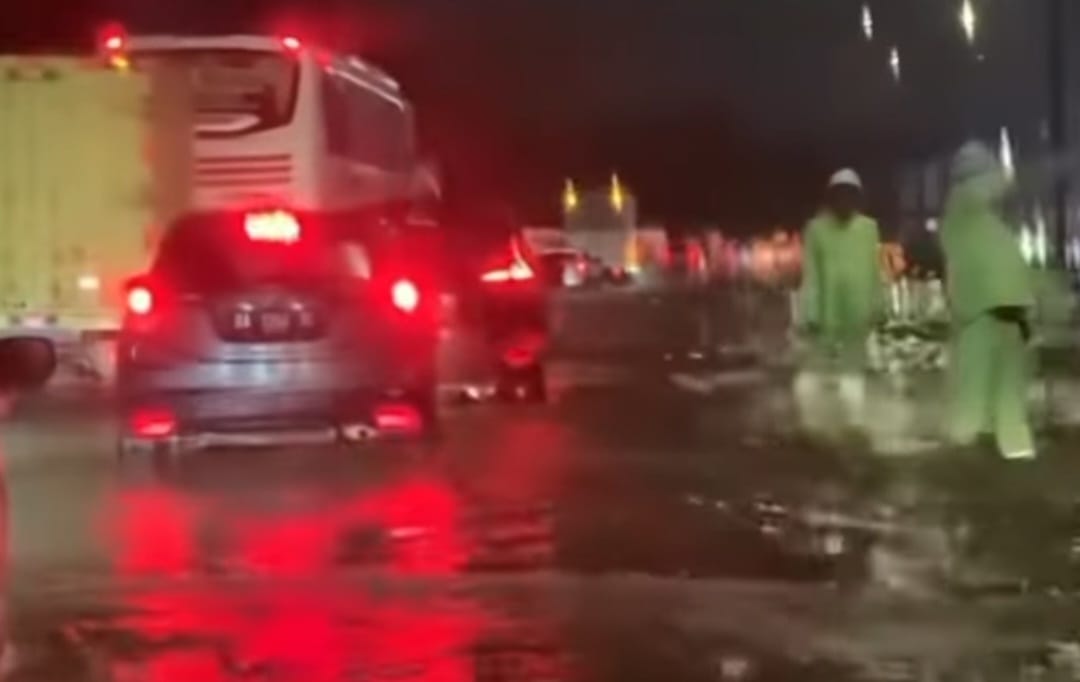 Sejak Malam Hingga Pagi Hujan Lebat Mengguyur Jabodetabek yang Mengakibatkan , Tangerang Raya Dikepung Banjir