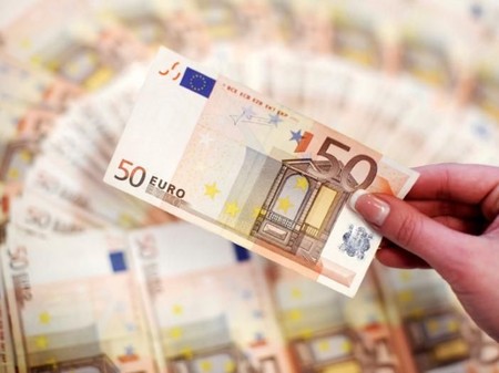 Euro kembali menguat, dolar turun setelah inflasi AS melonjak