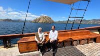 Jokowi Bersama Ibu Negara Iriana Menikmati Keindahan Komodo Dengan Menaiki Kapal Pinisi