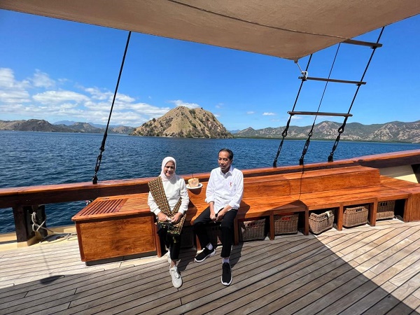 Jokowi Bersama Ibu Negara Iriana Menikmati Keindahan Komodo Dengan Menaiki Kapal Pinisi