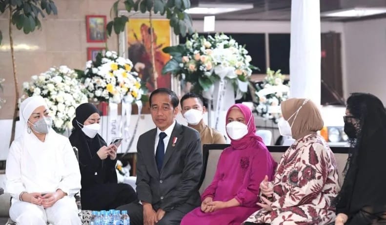Presiden Jokowi dan Ibu Iriana takziah ke rumah duka Tjahjo Kumolo