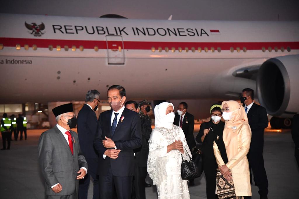 Presiden Jokowi dan Ibu Negara Iriana tiba di Tanah Air