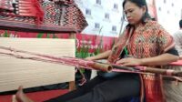 Menparekraf janji promosikan tenun ikat Sekomandi